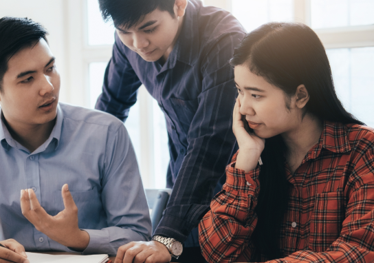Employees in a discussion illustrating the ability to discuss task management and project management seamlessly
