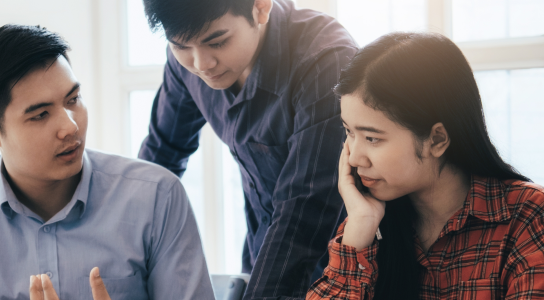Employees in a discussion illustrating the ability to discuss task management and project management seamlessly